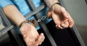 ULTIMA ORĂ // Cinci persoane, dintre care doi angajați ai unei bănci și trei administratori autorizați, reținuți de CNA și PA